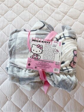 𝜗𝜚 hello kitty gray and white plaid plush blanket